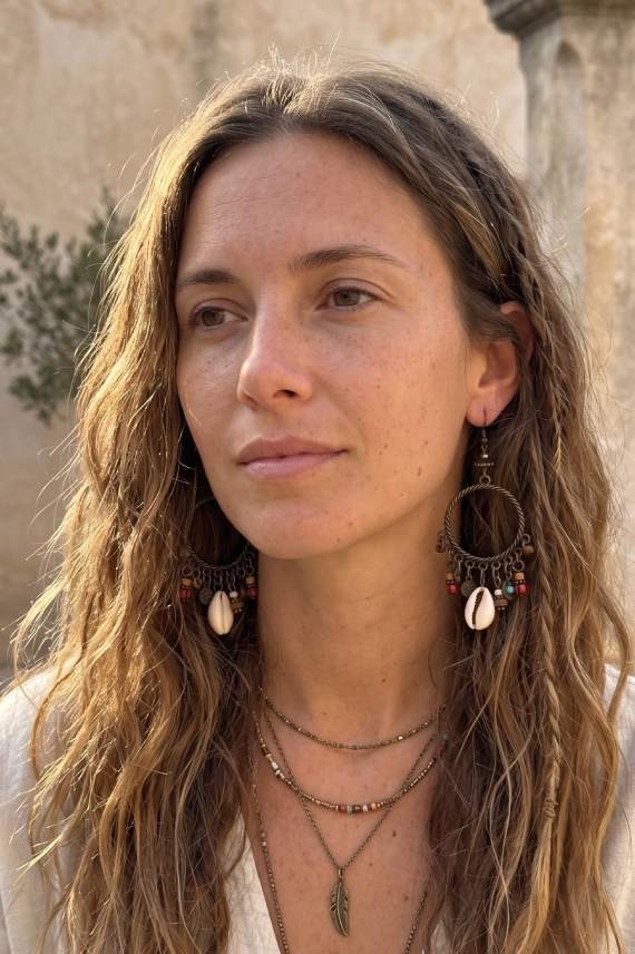 Pendientes boho de aro metálico envejecido con concha cauri natural y cuentas de colores, bisutería artesanal de estilo étnico