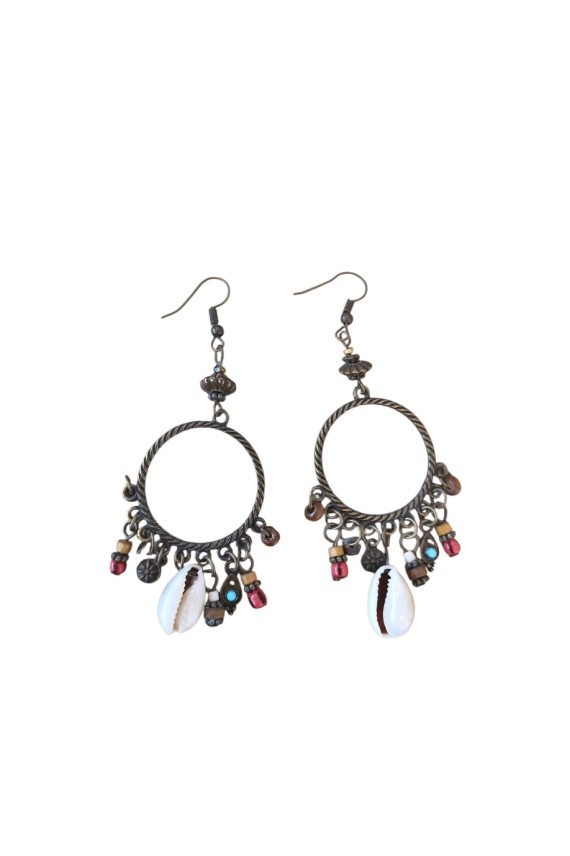 Pendientes boho de aro metálico envejecido con concha cauri natural y cuentas de colores, bisutería artesanal de estilo étnico