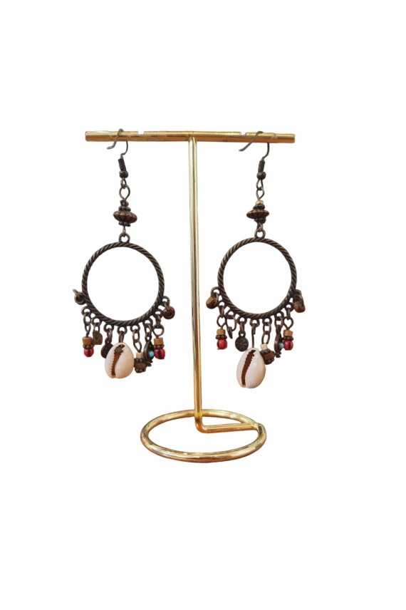 Pendientes boho de aro metálico envejecido con concha cauri natural y cuentas de colores, bisutería artesanal de estilo étnico