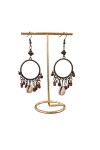 Pendientes boho de aro metálico envejecido con concha cauri natural y cuentas de colores, bisutería artesanal de estilo étnico