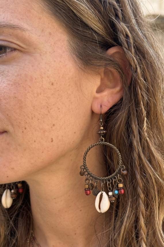 Pendientes boho de aro metálico envejecido con concha cauri natural y cuentas de colores, bisutería artesanal de estilo étnico