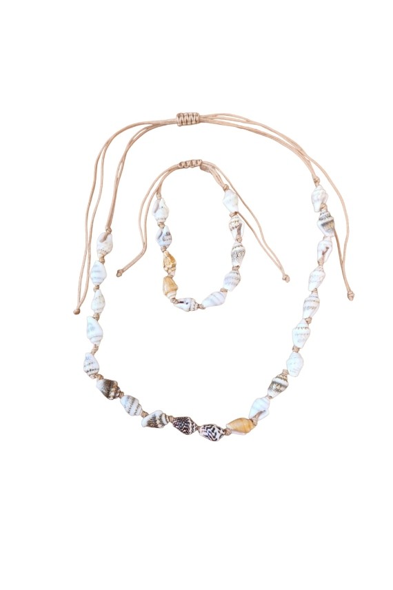 Conjunto de collar y pulsera de conchas naturales con cordón ajustable, bisutería artesanal de estilo boho inspirada en el mar.