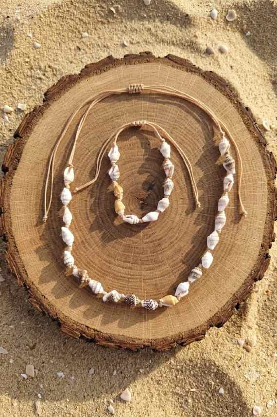 Conjunto de collar y pulsera de conchas naturales con cordón ajustable, bisutería artesanal de estilo boho inspirada en el mar.