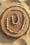 Conjunto de collar y pulsera de conchas naturales con cordón ajustable, bisutería artesanal de estilo boho inspirada en el mar.