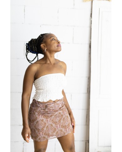 Falda corta estampada cachemira rosa con cinturón integrado y hebilla metálica, prenda boho chic para mujer.