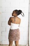 Falda corta estampada cachemira rosa con cinturón integrado y hebilla metálica, prenda boho chic para mujer.
