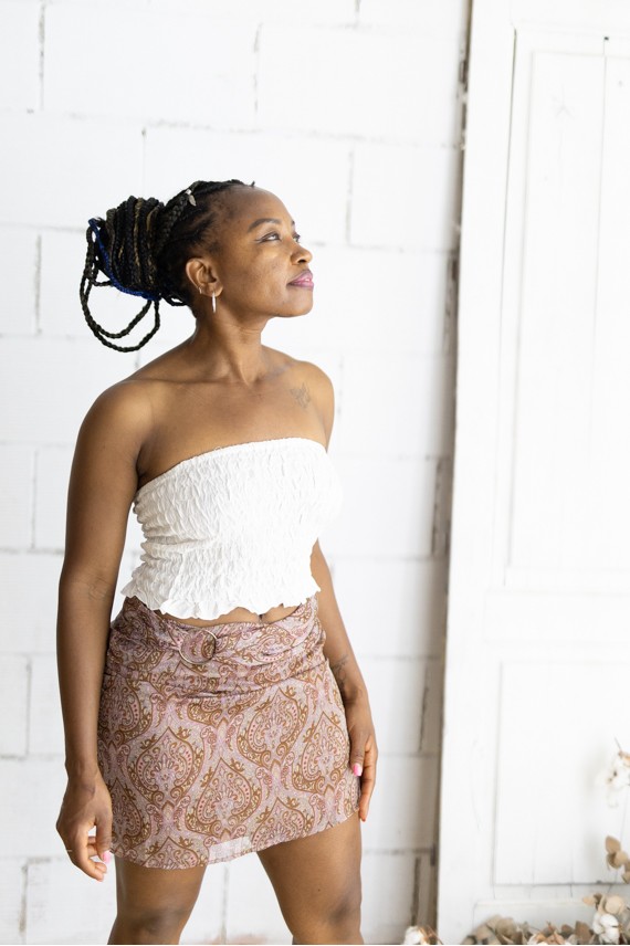Falda corta estampada cachemira rosa con cinturón integrado y hebilla metálica, prenda boho chic para mujer.