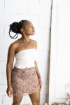 Falda corta estampada cachemira rosa con cinturón integrado y hebilla metálica, prenda boho chic para mujer.