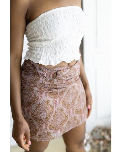Falda corta estampada cachemira rosa con cinturón integrado y hebilla metálica, prenda boho chic para mujer.