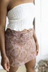 Falda corta estampada cachemira rosa con cinturón integrado y hebilla metálica, prenda boho chic para mujer.