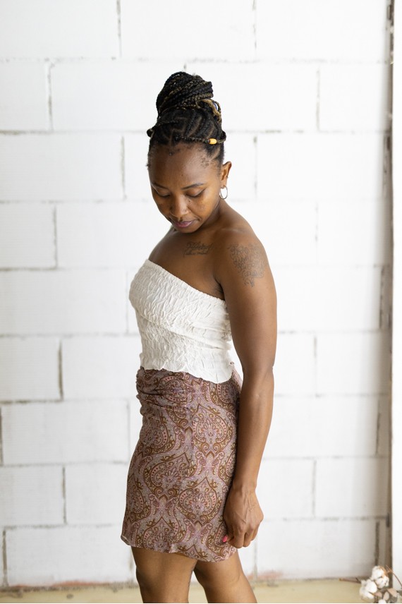 Falda corta estampada cachemira rosa con cinturón integrado y hebilla metálica, prenda boho chic para mujer.