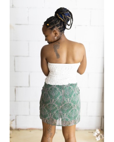 Falda corta estampada cachemira verde con cinturón integrado y hebilla metálica, prenda boho chic para mujer.