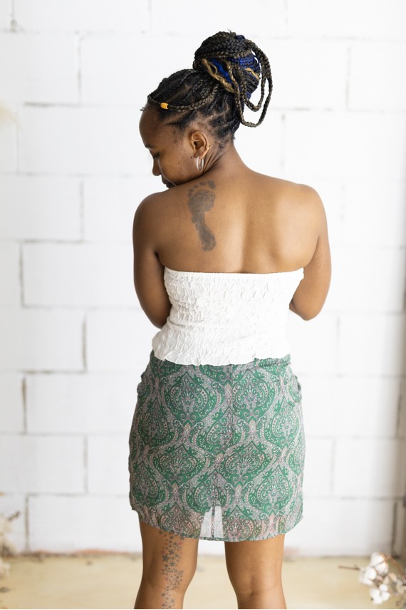 Falda corta estampada cachemira verde con cinturón integrado y hebilla metálica, prenda boho chic para mujer.