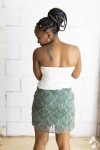 Falda corta estampada cachemira verde con cinturón integrado y hebilla metálica, prenda boho chic para mujer.