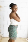 Falda corta estampada cachemira verde con cinturón integrado y hebilla metálica, prenda boho chic para mujer.
