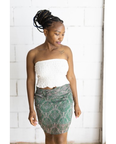 Falda corta estampada cachemira verde con cinturón integrado y hebilla metálica, prenda boho chic para mujer.