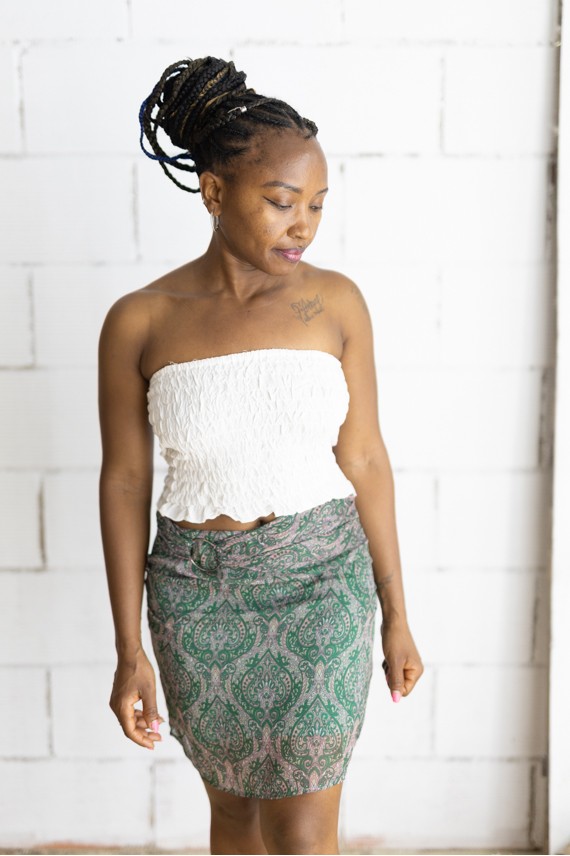 Falda corta estampada cachemira verde con cinturón integrado y hebilla metálica, prenda boho chic para mujer.