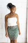 Falda corta estampada cachemira verde con cinturón integrado y hebilla metálica, prenda boho chic para mujer.
