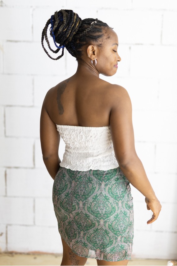 Falda corta estampada cachemira verde con cinturón integrado y hebilla metálica, prenda boho chic para mujer.