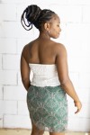 Falda corta estampada cachemira verde con cinturón integrado y hebilla metálica, prenda boho chic para mujer.