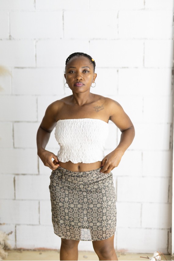 Falda corta gris con estampado floral beige y cinturón integrado con hebilla metálica, prenda boho chic para mujer.