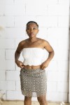 Falda corta gris con estampado floral beige y cinturón integrado con hebilla metálica, prenda boho chic para mujer.