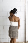 Falda corta gris con estampado floral beige y cinturón integrado con hebilla metálica, prenda boho chic para mujer.