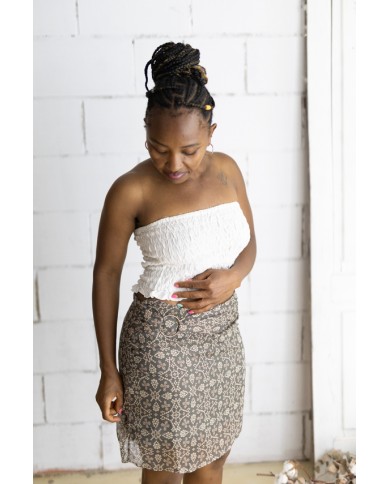 Falda corta gris con estampado floral beige y cinturón integrado con hebilla metálica, prenda boho chic para mujer.