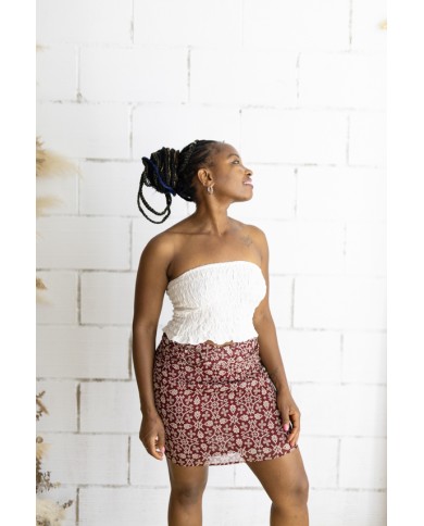 Falda corta burdeos con estampado floral beige y cinturón integrado con hebilla metálica, prenda boho chic para mujer.
