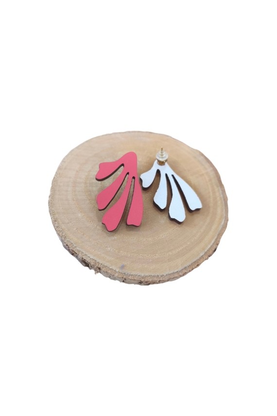 Pendientes de madera con diseño inspirado en corales marinos, ligeros, artesanales y de estilo boho.