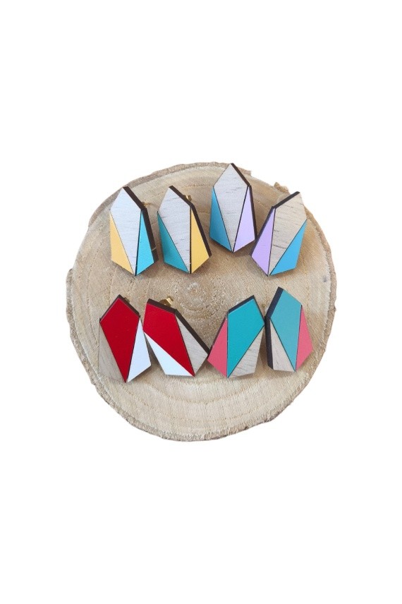 Pendientes de madera geométricos multicolor, ligeros, artesanales y de estilo boho contemporáneo.