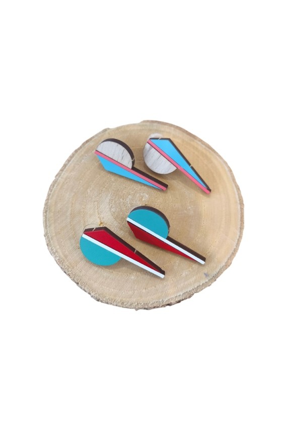 Pendientes de madera geométricos multicolor de 4 cm, ligeros, artesanales y de estilo boho contemporáneo.