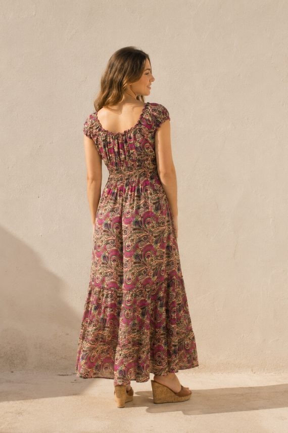 Vestido largo estampado sari color fucsia de poliéster con escote en pico, cintura elástica y estilo boho chic para mujer.
