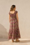 Vestido largo estampado sari color fucsia de poliéster con escote en pico, cintura elástica y estilo boho chic para mujer.