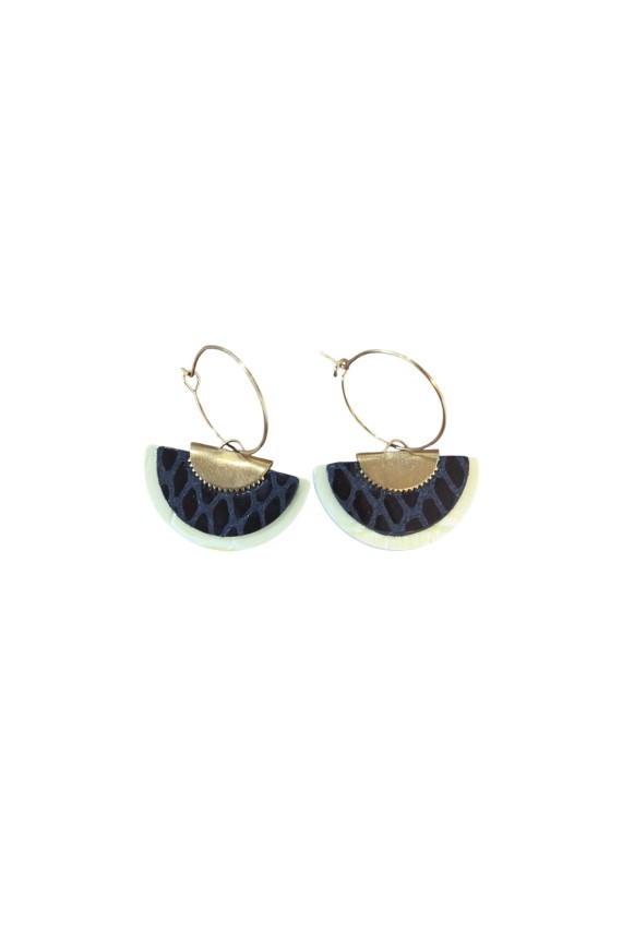 Pendientes de cuero tipo abanico con aro metálico y diseño artesanal boho en diferentes combinaciones de color.