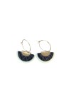 Pendientes de cuero tipo abanico con aro metálico y diseño artesanal boho en diferentes combinaciones de color.