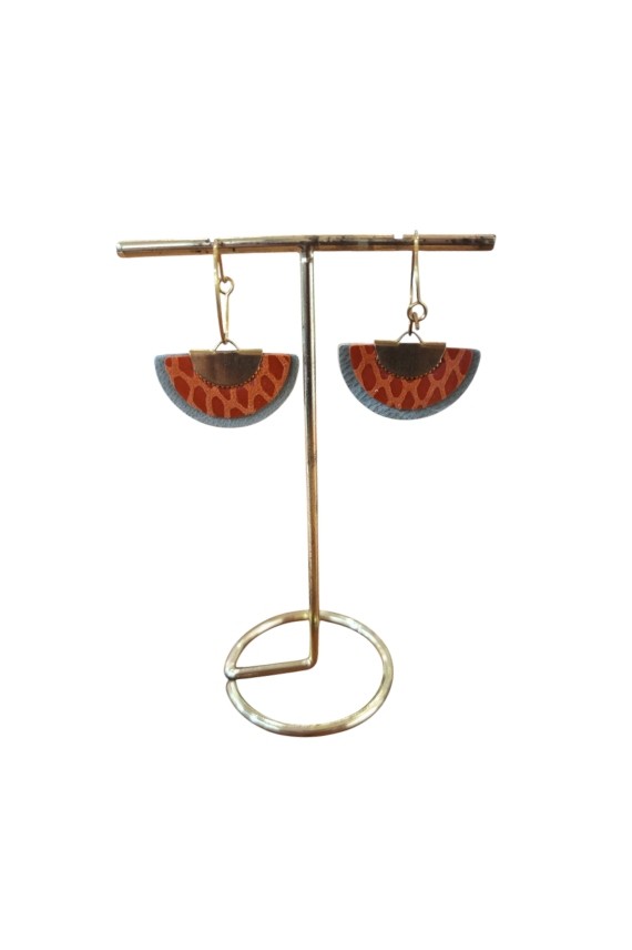 Pendientes de cuero tipo abanico con aro metálico y diseño artesanal boho en diferentes combinaciones de color.