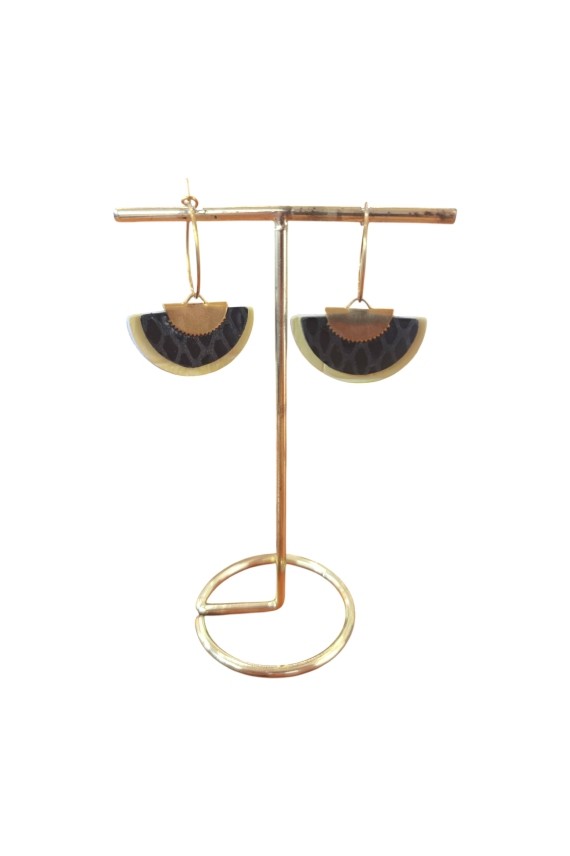 Pendientes de cuero tipo abanico con aro metálico y diseño artesanal boho en diferentes combinaciones de color.