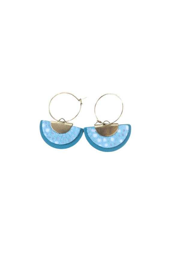 Pendientes de cuero tipo abanico con aro metálico y diseño artesanal boho en diferentes combinaciones de color.