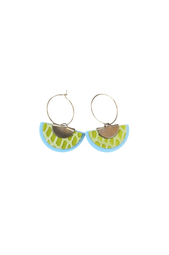 Pendientes de cuero tipo abanico con aro metálico y diseño artesanal boho en diferentes combinaciones de color.