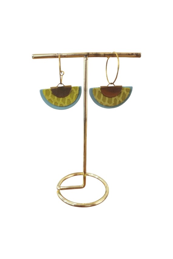 Pendientes de cuero tipo abanico con aro metálico y diseño artesanal boho en diferentes combinaciones de color.