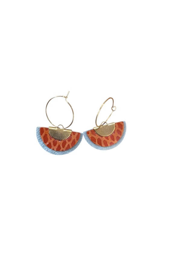 Pendientes de cuero tipo abanico con aro metálico y diseño artesanal boho en diferentes combinaciones de color.