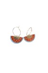 Pendientes de cuero tipo abanico con aro metálico y diseño artesanal boho en diferentes combinaciones de color.