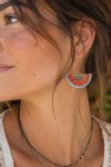 Pendientes de cuero tipo abanico con aro metálico y diseño artesanal boho en diferentes combinaciones de color.
