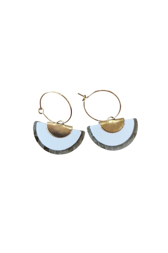 Pendientes de cuero tipo abanico bicolor con aro metálico, diseño artesanal ligero y estilo boho chic.