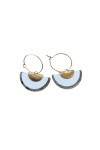 Pendientes de cuero tipo abanico bicolor con aro metálico, diseño artesanal ligero y estilo boho chic.