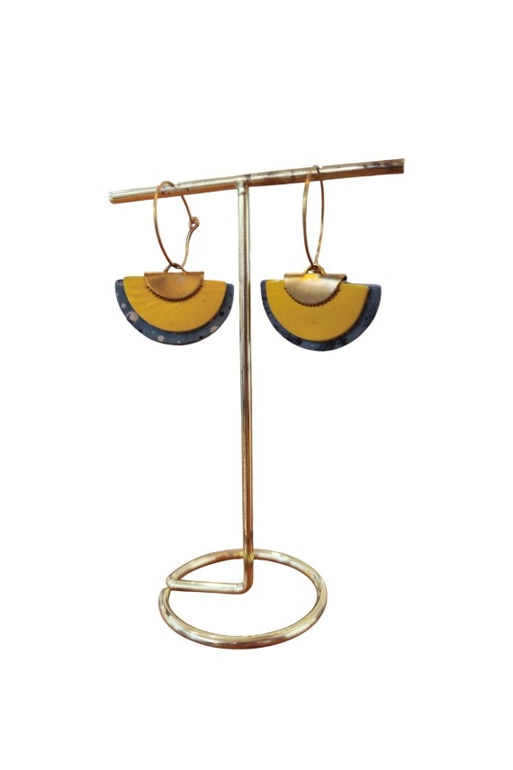 Pendientes de cuero tipo abanico bicolor con aro metálico, diseño artesanal ligero y estilo boho chic.