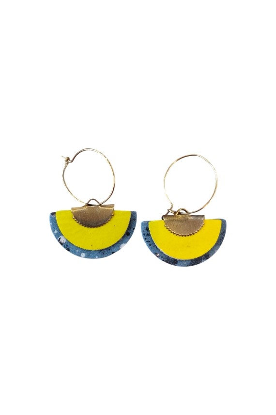 Pendientes de cuero tipo abanico bicolor con aro metálico, diseño artesanal ligero y estilo boho chic.