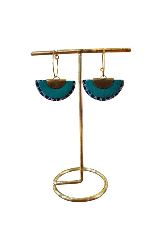 Pendientes de cuero tipo abanico bicolor con aro metálico, diseño artesanal ligero y estilo boho chic.
