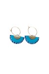 Pendientes de cuero tipo abanico bicolor con aro metálico, diseño artesanal ligero y estilo boho chic.
